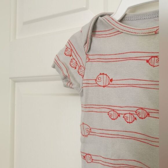 5/$10 Pekkle short sleeve onesie 12 m - Picture 2 of 4